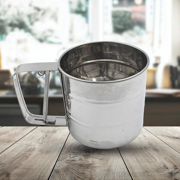 Manual flour sifter with a shaker design, perfect for sifting flour in the kitchen.